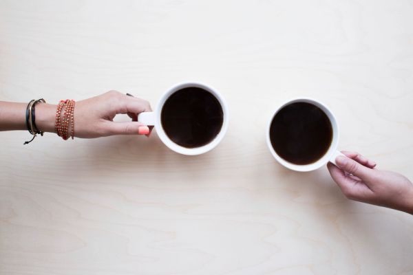 Un gruppo di amici al tavolo